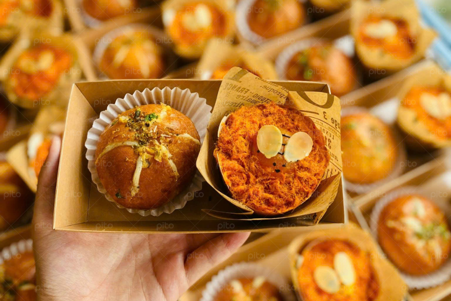 Box Bánh Mì Bơ Tỏi + Bông Lan Trứng Muối Chà Bông 4