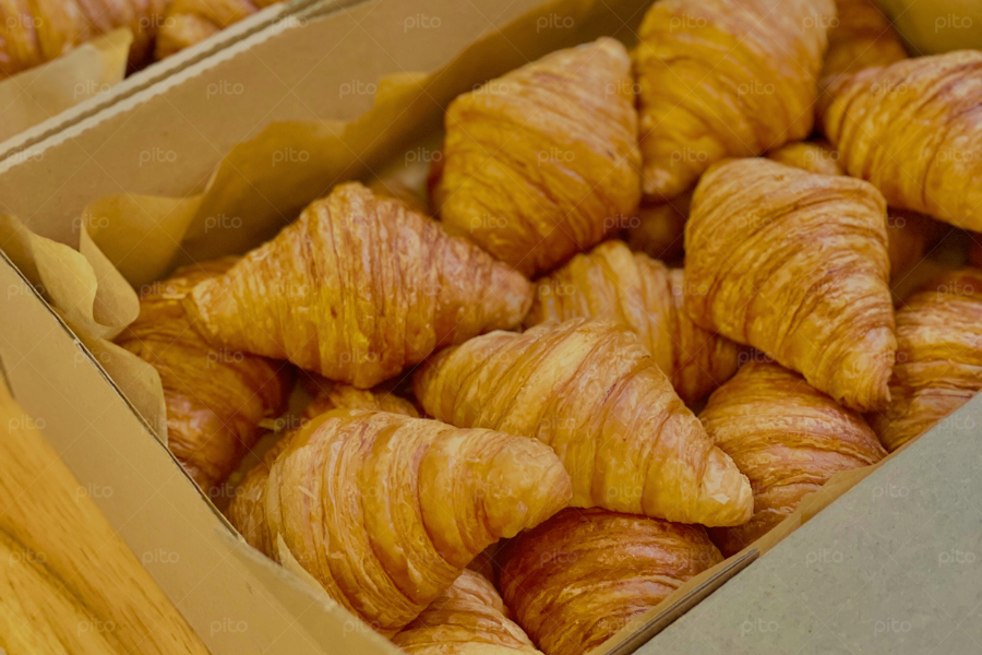 Box Bông Lan Trứng Muối Cupcake + Bánh Táo + Croissant Plain Truyền Thống 3