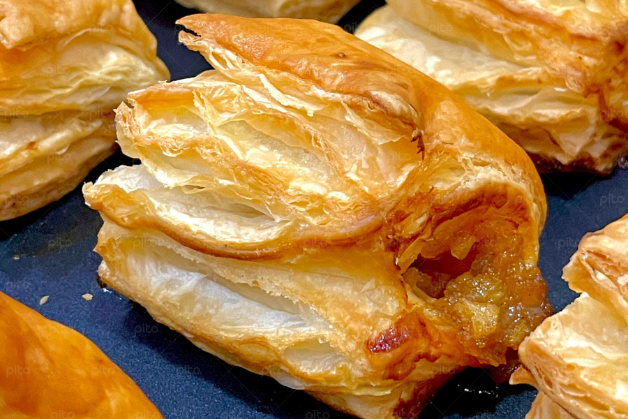 Box Bông Lan Trứng Muối Cupcake + Bánh Táo + Croissant Plain Truyền Thống 2