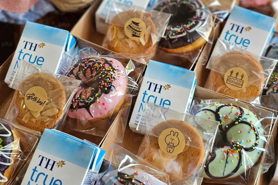 Box Bánh Donut Bánh Ngói Hạnh Nhân Và Sữa 4